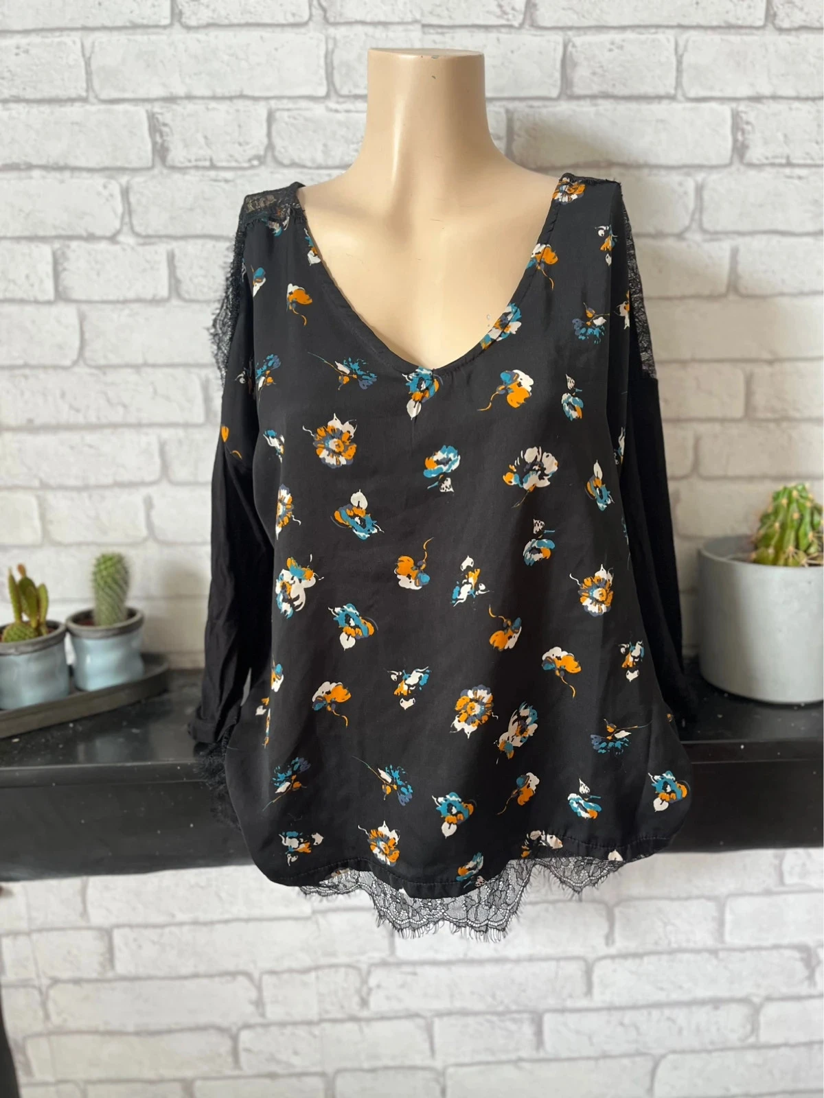 Haut noir fleuri avec dentelle – Taille 44/46– Camaïeu